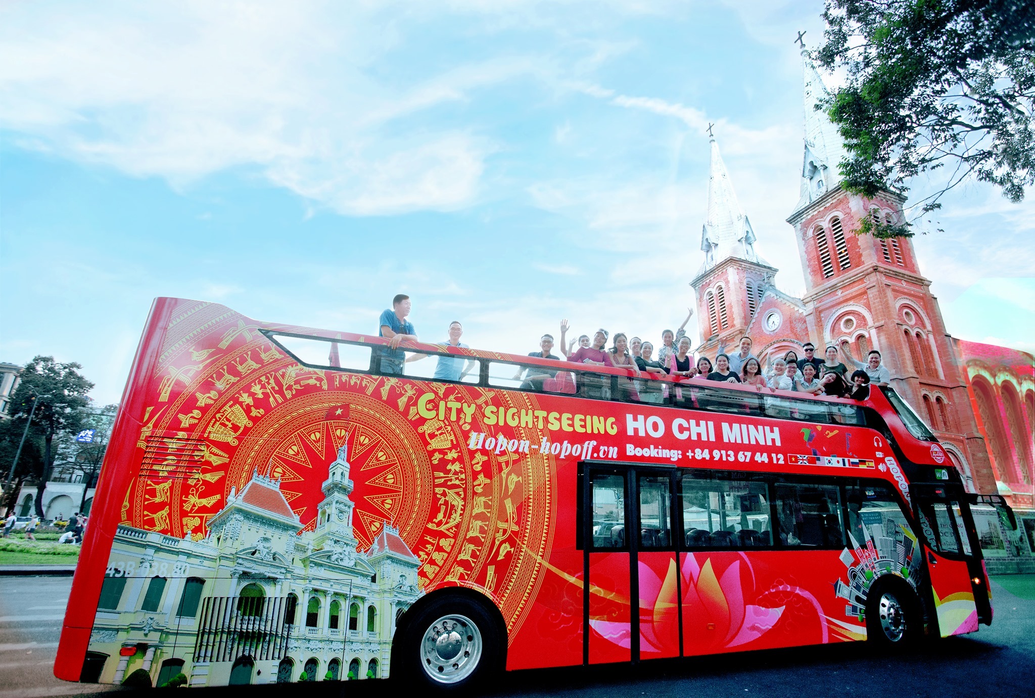 Xe buýt 2 tầng Sài Gòn: Khám phá Sài Gòn từ trên cao và cảm nhận hơi thở của thành phố sôi động với bức tranh đẹp đến ngỡ ngàng. Hãy trải nghiệm cuộc hành trình thú vị với xe buýt 2 tầng Sài Gòn ngay hôm nay!